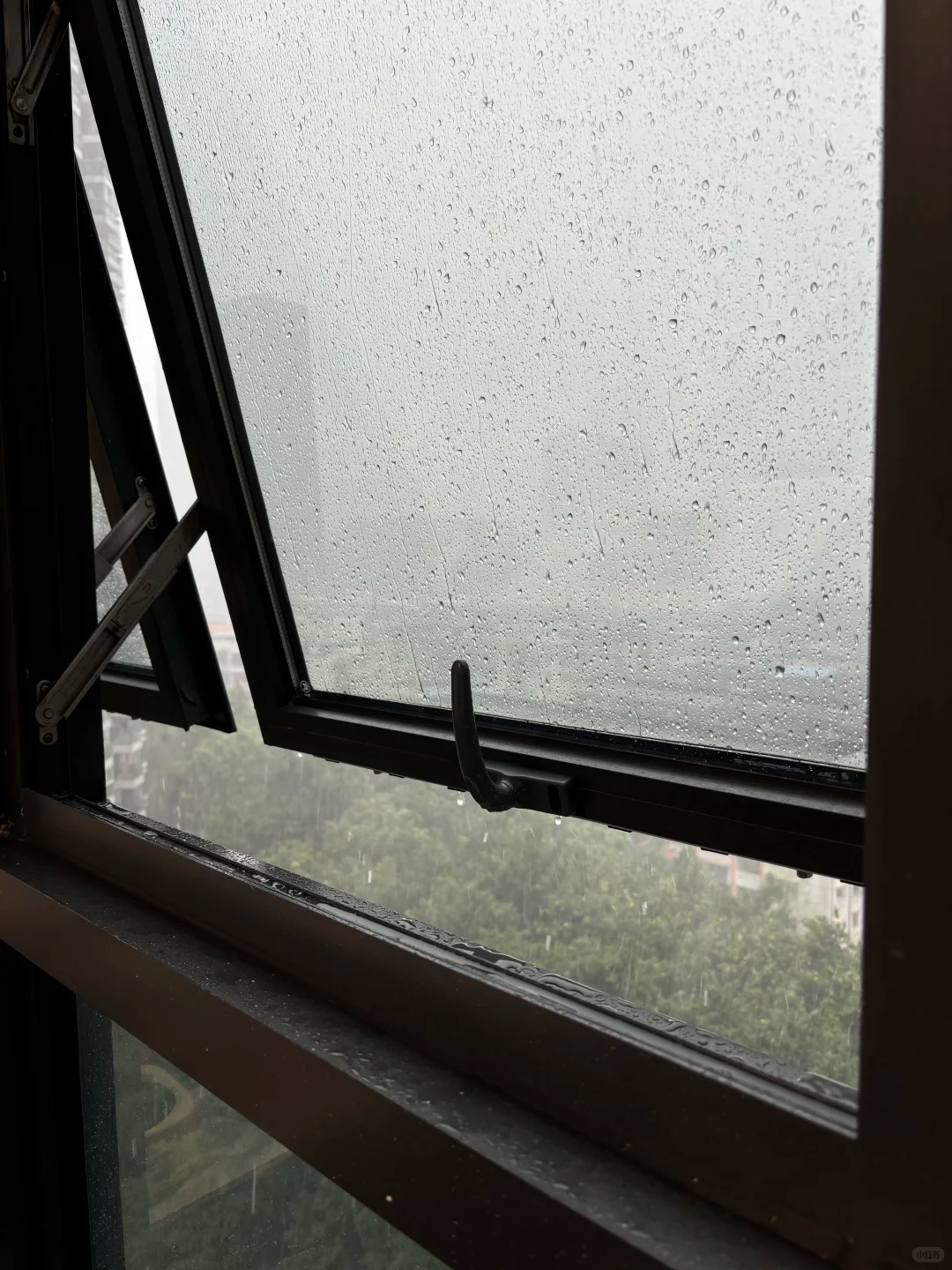 深圳台风天窗户漏水？先别急着骂窗户质量，这四个地方查完再说