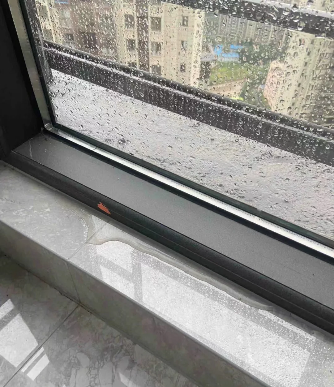 深圳暴雨窗户渗水，别总让玻璃“背锅”！这四个细节才是漏水真凶
