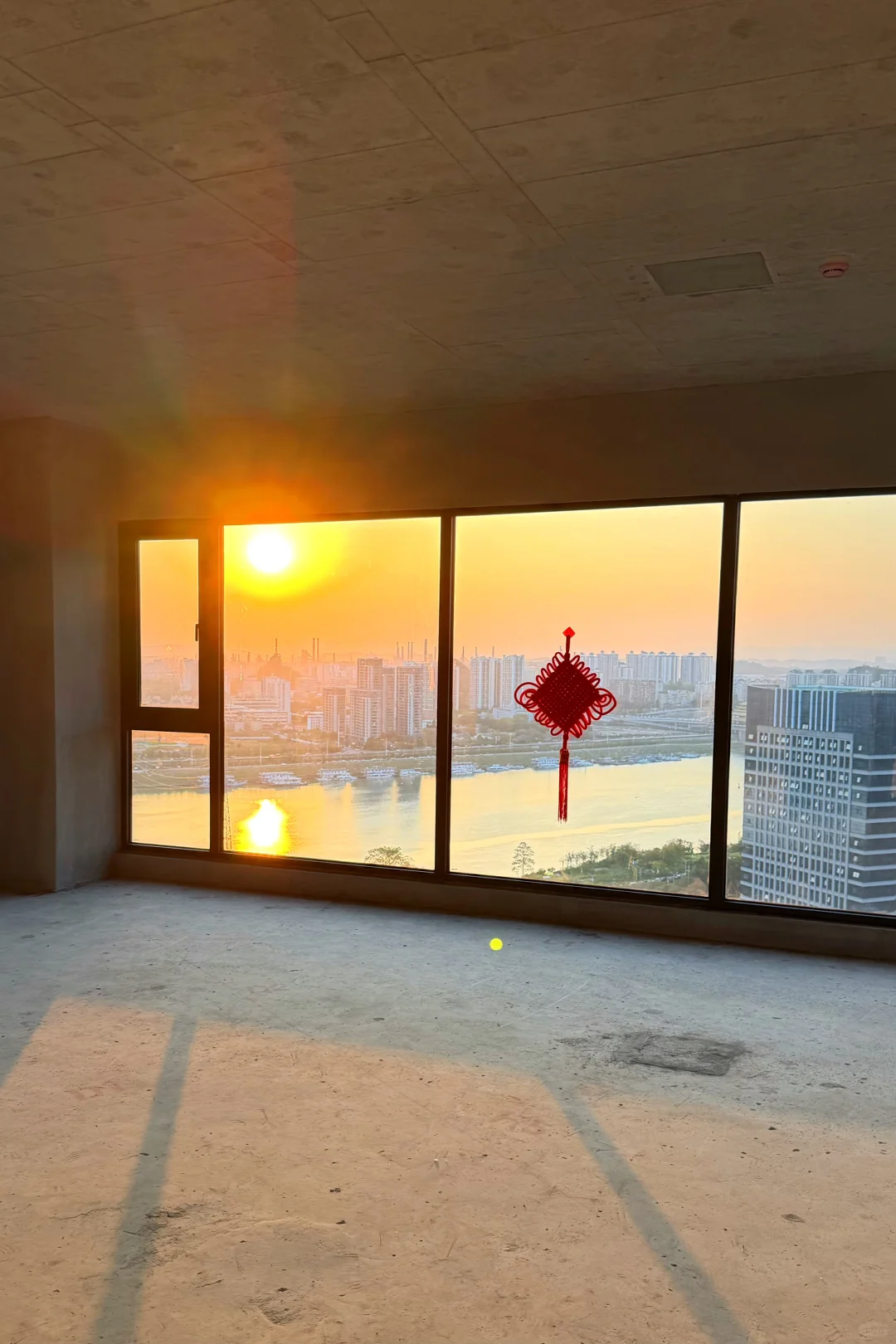 深圳西晒户型夏天像烤箱?与其死磕空调不如把门窗换成“隔热盾”(图1) 深圳西晒户型夏天像烤箱?与其死磕空调不如把门窗换成“隔热盾”(图1)