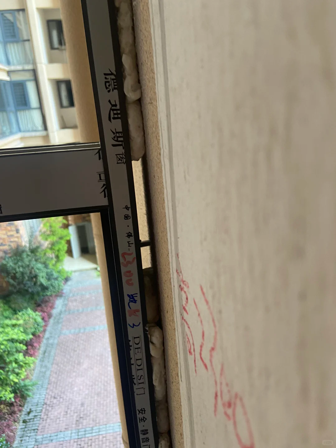 深圳暴雨窗户渗水,别总让玻璃“背锅”!这四个细节才是漏水真凶(图5) 深圳暴雨窗户渗水,别总让玻璃“背锅”!这四个细节才是漏水真凶(图5)