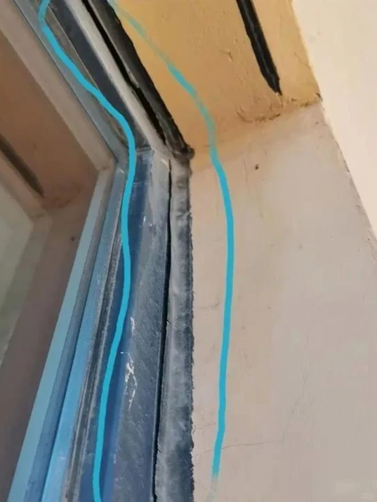深圳暴雨窗户渗水,别总让玻璃“背锅”!这四个细节才是漏水真凶(图3) 深圳暴雨窗户渗水,别总让玻璃“背锅”!这四个细节才是漏水真凶(图3)